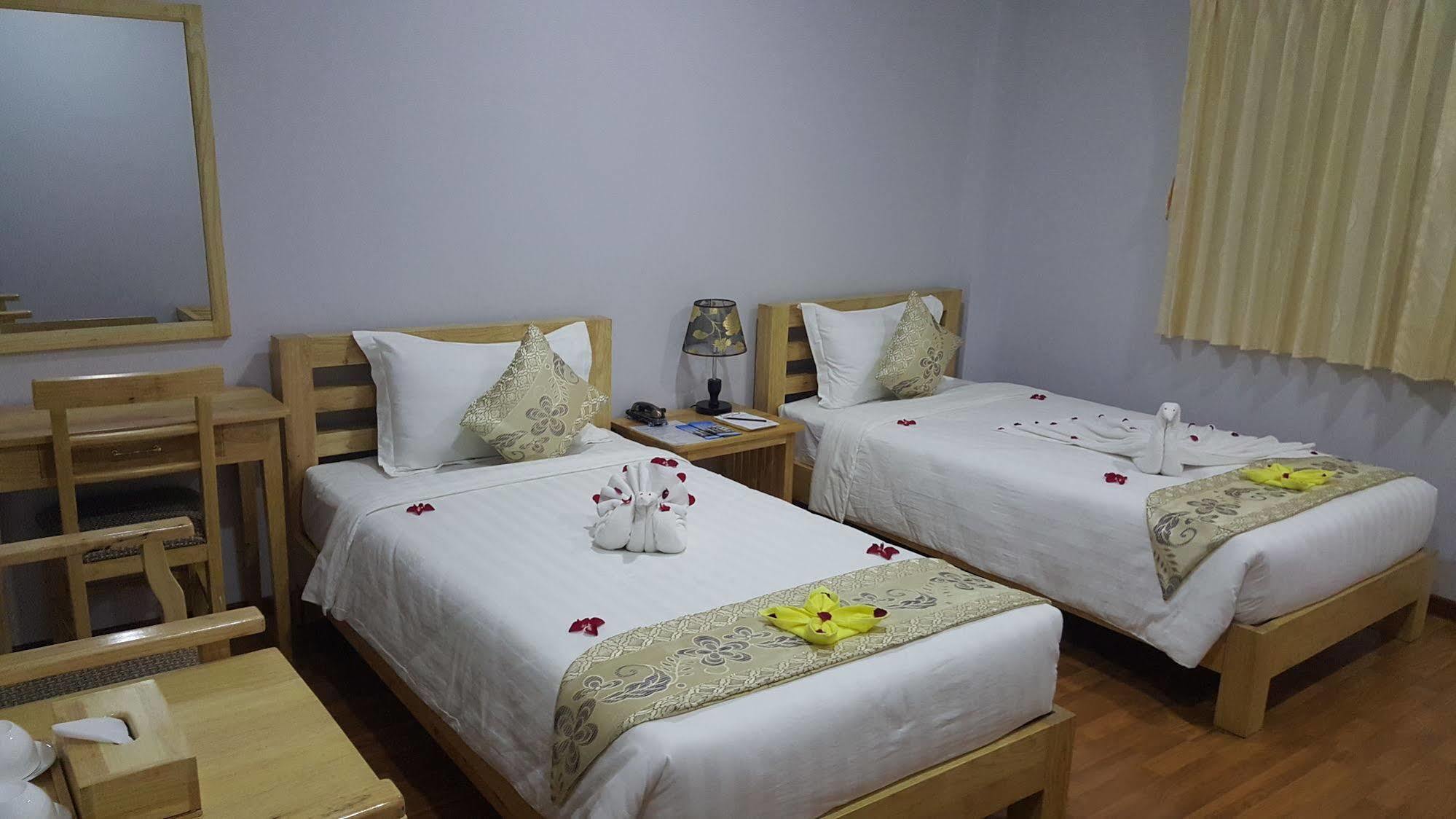 יאנגון Asian Smile Hotel מראה חיצוני תמונה